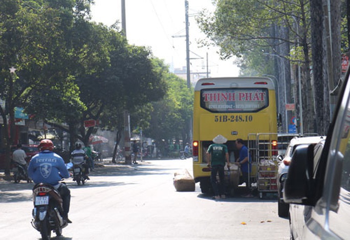 Nhà xe ngang nhiên vi phạm - Ảnh 2. Nhà xe ngang nhiên vi phạm - Ảnh 2.
