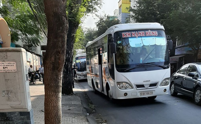 Nhà xe ngang nhiên vi phạm - Ảnh 1. Nhà xe ngang nhiên vi phạm - Ảnh 1.