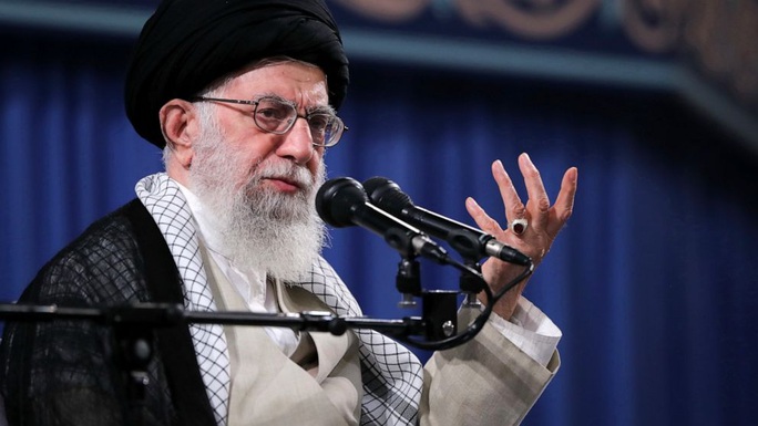 Lãnh tụ Iran gọi ông Trump là chú hề đâm lén sau lưng - Ảnh 1.