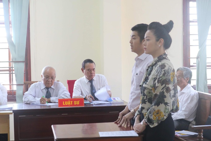 Hoãn toà vì chồng cũ Nhật Kim Anh yêu cầu thay đổi thẩm phán lần 2 - Ảnh 1. Hoãn toà vì chồng cũ Nhật Kim Anh yêu cầu thay đổi thẩm phán lần 2 - Ảnh 1.