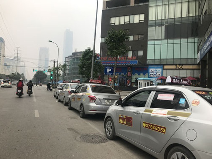 Taxi công nghệ được gắn mác xe hợp đồng - Ảnh 1. Taxi công nghệ được gắn mác xe hợp đồng - Ảnh 1.