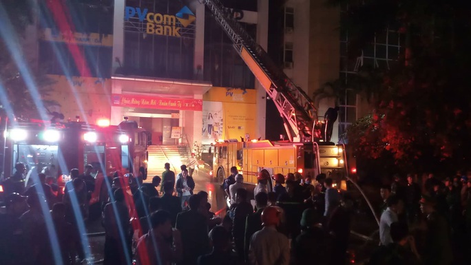 Hiện trường vụ cháy tòa nhà dầu khí Thanh Hóa khiến 2 người chết, 13 người bị thương - Ảnh 3. Hiện trường vụ cháy tòa nhà dầu khí Thanh Hóa khiến 2 người chết, 13 người bị thương - Ảnh 3.