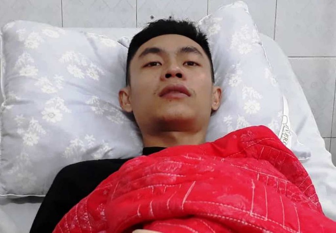 Cảnh sát PCCC bất chấp nguy hiểm nhường mặt nạ chống độc cho nạn nhân vụ cháy tòa nhà dầu khí - Ảnh 1. Cảnh sát PCCC bất chấp nguy hiểm nhường mặt nạ chống độc cho nạn nhân vụ cháy tòa nhà dầu khí - Ảnh 1.