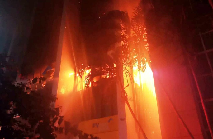 Vụ cháy tòa nhà dầu khí ở TP Thanh Hóa: Thêm 1 người chết, 3 cảnh sát nhập viện - Ảnh 2.