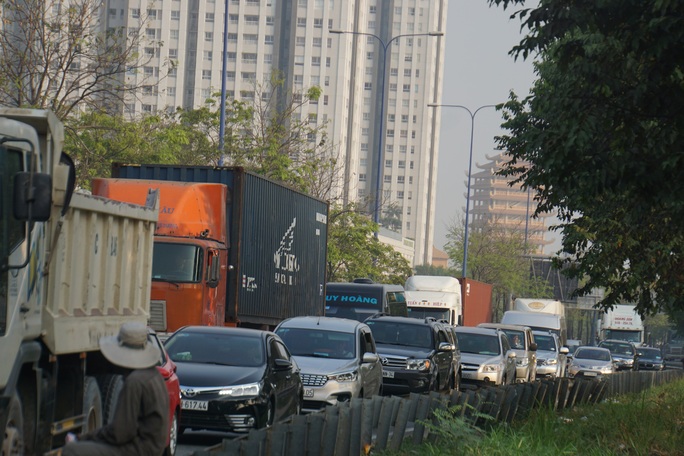 Kinh hoàng cảnh kẹt xe trên mọi ngả đường khu Đông TP HCM - Ảnh 13.