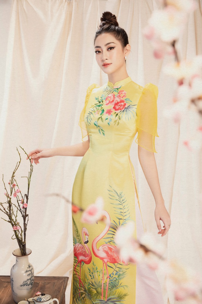 Hoa hậu Lương Thuỳ Linh duyên dáng diện áo dài du xuân - Ảnh 10.