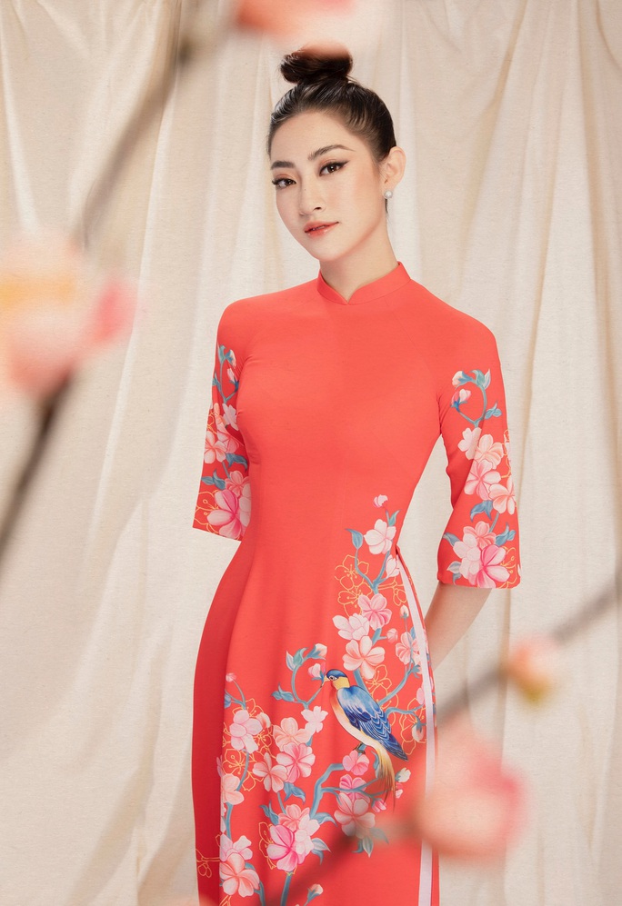 Hoa hậu Lương Thuỳ Linh duyên dáng diện áo dài du xuân - Ảnh 9.