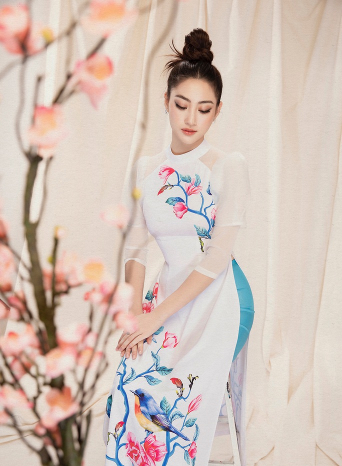 Hoa hậu Lương Thuỳ Linh duyên dáng diện áo dài du xuân - Ảnh 6.