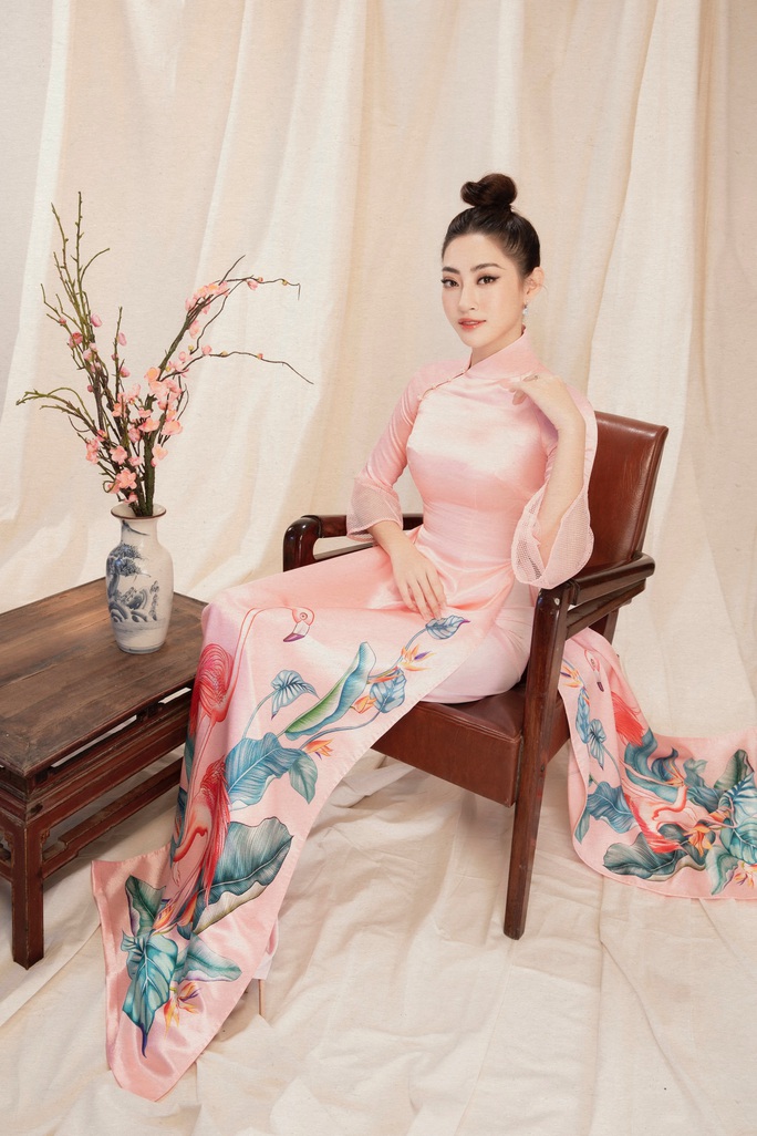 Hoa hậu Lương Thuỳ Linh duyên dáng diện áo dài du xuân - Ảnh 3.