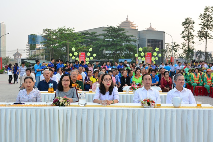 TP HCM đồng loạt ra quân làm sạch môi trường - Ảnh 10. TP HCM đồng loạt ra quân làm sạch môi trường - Ảnh 10.