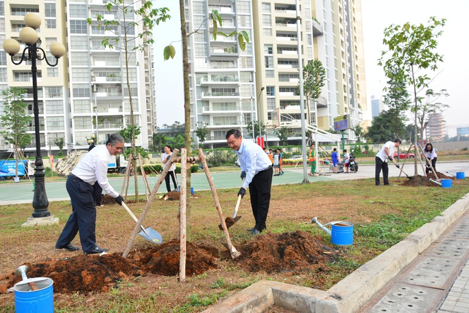 TP HCM đồng loạt ra quân làm sạch môi trường - Ảnh 9. TP HCM đồng loạt ra quân làm sạch môi trường - Ảnh 9.