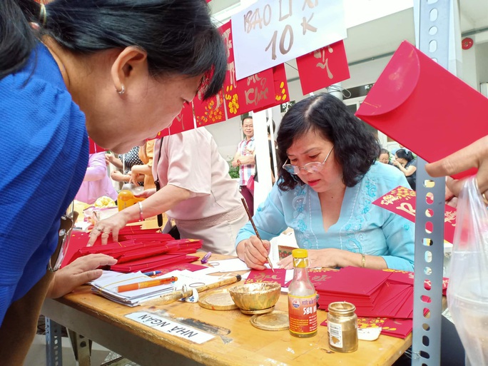 Tưng bừng hội chợ Nhà giáo và Mùa Xuân - Ảnh 2. Tưng bừng hội chợ Nhà giáo và Mùa Xuân - Ảnh 2.