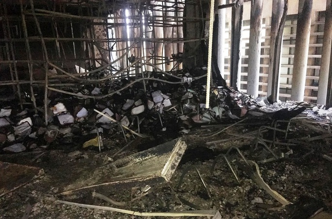 Hiện trường vụ cháy tòa nhà dầu khí Thanh Hóa khiến 2 người chết, 13 người bị thương - Ảnh 12. Hiện trường vụ cháy tòa nhà dầu khí Thanh Hóa khiến 2 người chết, 13 người bị thương - Ảnh 12.