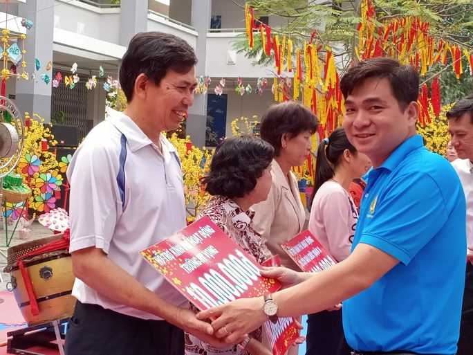 Tưng bừng hội chợ Nhà giáo và Mùa Xuân - Ảnh 4. Tưng bừng hội chợ Nhà giáo và Mùa Xuân - Ảnh 4.