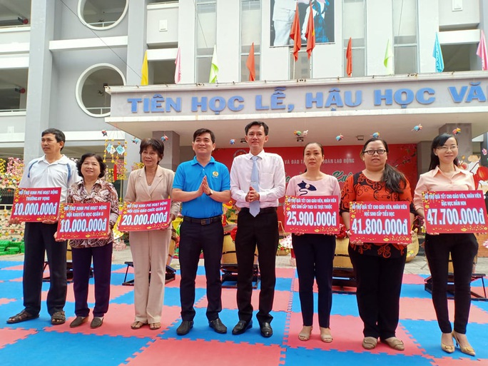 Tưng bừng hội chợ Nhà giáo và Mùa Xuân - Ảnh 3. Tưng bừng hội chợ Nhà giáo và Mùa Xuân - Ảnh 3.