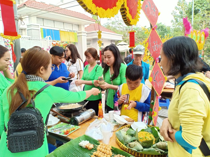 Tưng bừng hội chợ Nhà giáo và Mùa Xuân - Ảnh 1. Tưng bừng hội chợ Nhà giáo và Mùa Xuân - Ảnh 1.