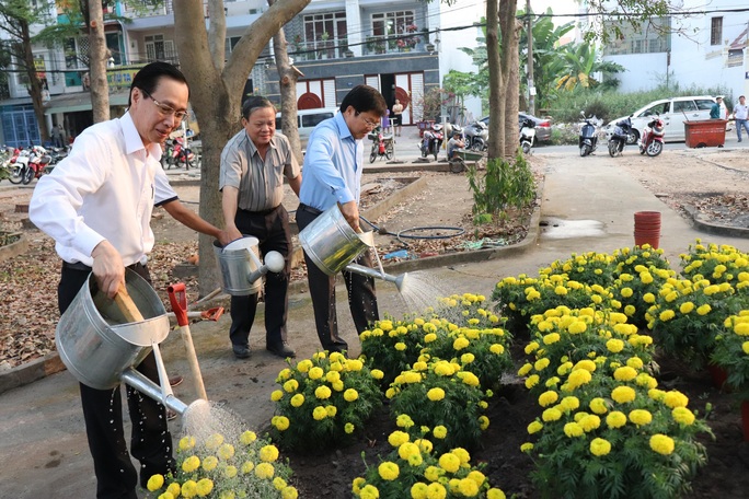 TP HCM đồng loạt ra quân làm sạch môi trường - Ảnh 6. TP HCM đồng loạt ra quân làm sạch môi trường - Ảnh 6.