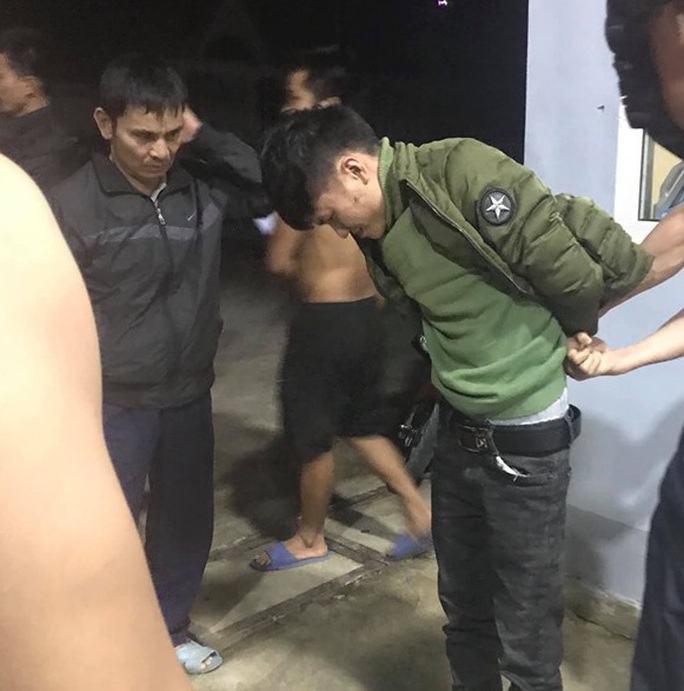 Cầm dao xông vào cây xăng cướp tiền, đâm bị thương nhân viên - Ảnh 1. Cầm dao xông vào cây xăng cướp tiền, đâm bị thương nhân viên - Ảnh 1.