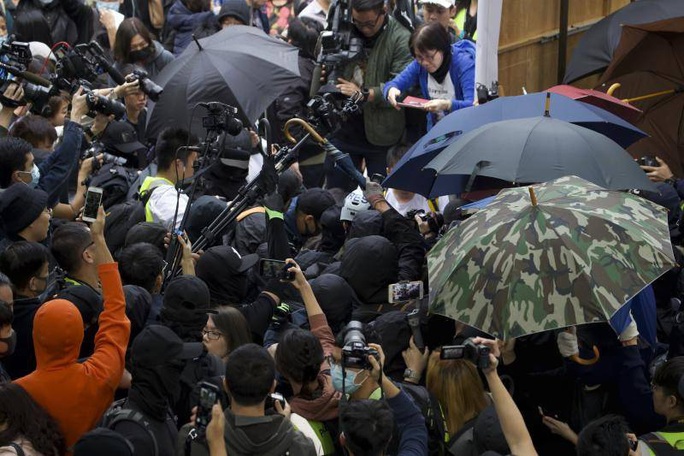 Hồng Kông: Biểu tình bạo lực tiếp diễn, hai cảnh sát bị thương - Ảnh 1.
