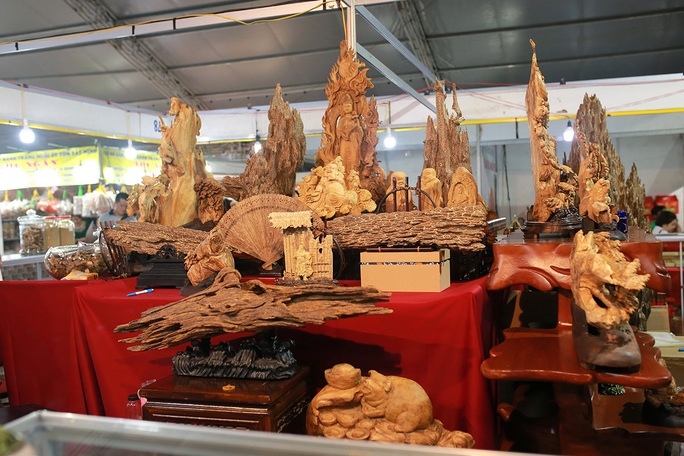 Hoài Linh và con gái nuôi bán trầm hương hội chợ hoa - Ảnh 2. Hoài Linh và con gái nuôi bán trầm hương hội chợ hoa - Ảnh 2.