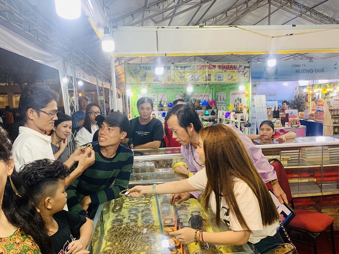 Hoài Linh và con gái nuôi bán trầm hương hội chợ hoa - Ảnh 5. Hoài Linh và con gái nuôi bán trầm hương hội chợ hoa - Ảnh 5.