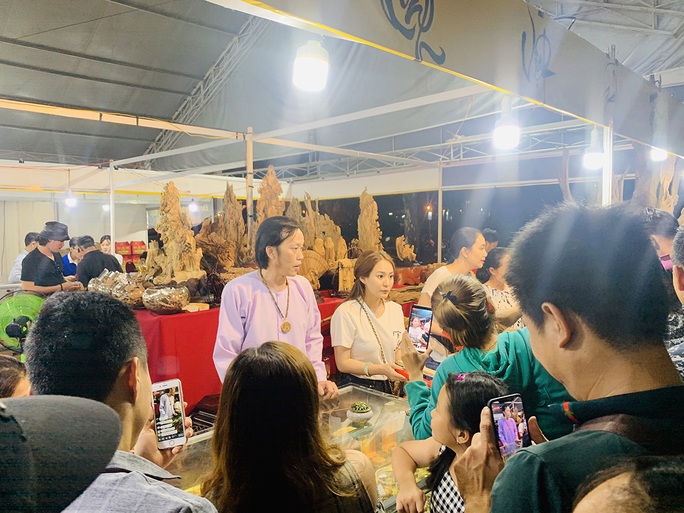 Hoài Linh và con gái nuôi bán trầm hương hội chợ hoa - Ảnh 4. Hoài Linh và con gái nuôi bán trầm hương hội chợ hoa - Ảnh 4.