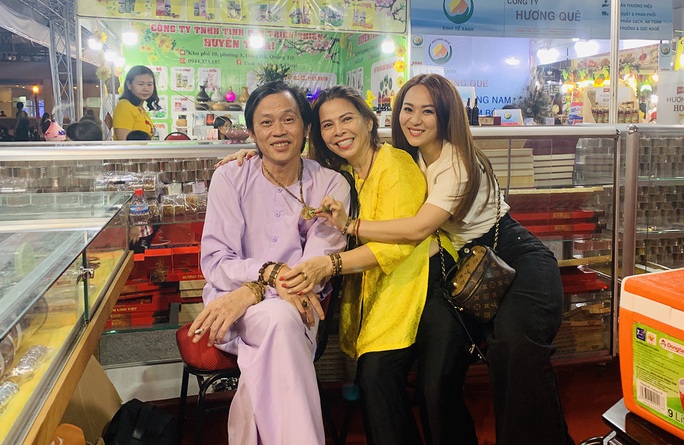 Hoài Linh và con gái nuôi bán trầm hương hội chợ hoa - Ảnh 8. Hoài Linh và con gái nuôi bán trầm hương hội chợ hoa - Ảnh 8.