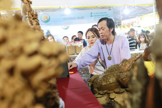 Hoài Linh và con gái nuôi bán trầm hương hội chợ hoa - Ảnh 7. Hoài Linh và con gái nuôi bán trầm hương hội chợ hoa - Ảnh 7.