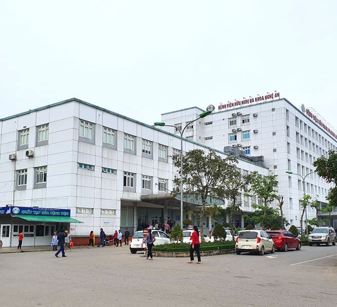 Xôn xao thông tin nam bác sĩ ôm nữ sinh viên thực tập ngủ trong ca trực - Ảnh 2. Xôn xao thông tin nam bác sĩ ôm nữ sinh viên thực tập ngủ trong ca trực - Ảnh 2.