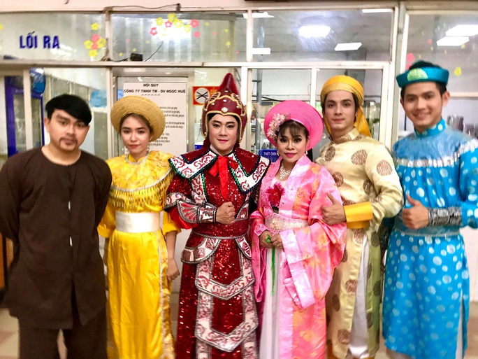 Suất diễn cuối năm đầy xúc động của NS Bình Tinh, Phạm Huyền Trâm - Ảnh 5.