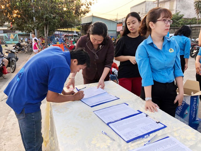 Những chuyến xe nghĩa tình đưa công nhân về quê đón Tết - Ảnh 1. Những chuyến xe nghĩa tình đưa công nhân về quê đón Tết - Ảnh 1.
