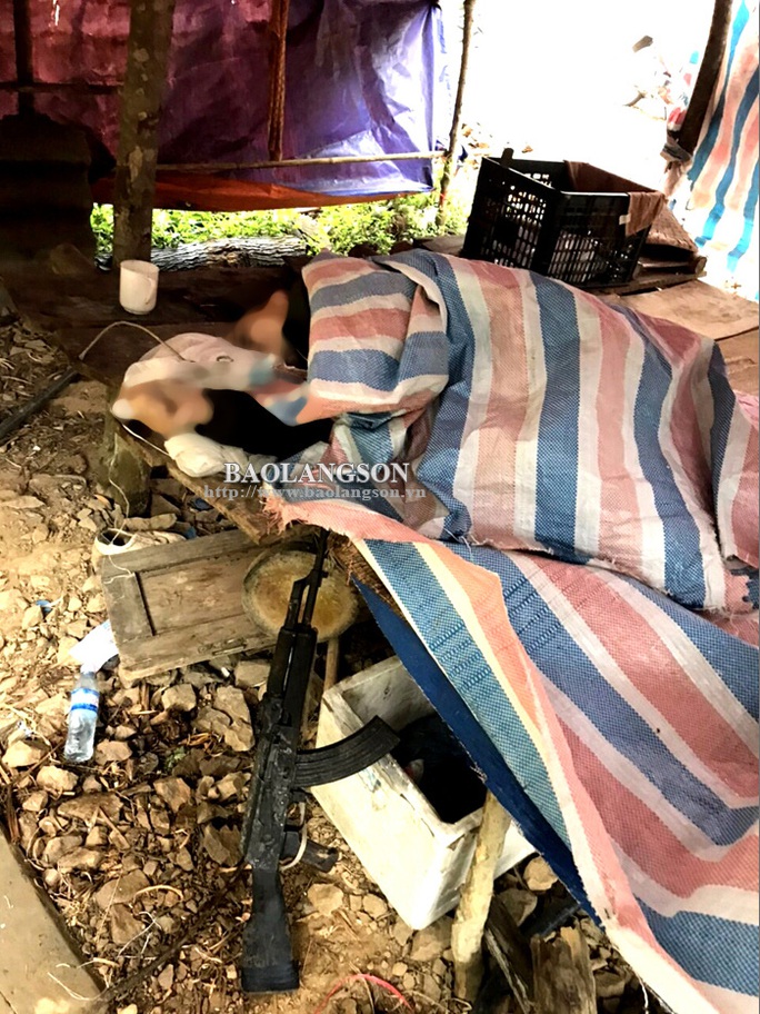 Phát hiện nghi phạm vụ nổ súng làm 7 người thương vong chết trong rừng - Ảnh 2. Phát hiện nghi phạm vụ nổ súng làm 7 người thương vong chết trong rừng - Ảnh 2.