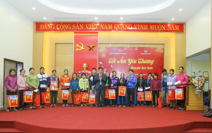 Cảng hàng không quốc tế Nội Bài mang Tết đến với người nghèo - Ảnh 1. Cảng hàng không quốc tế Nội Bài mang Tết đến với người nghèo - Ảnh 1.