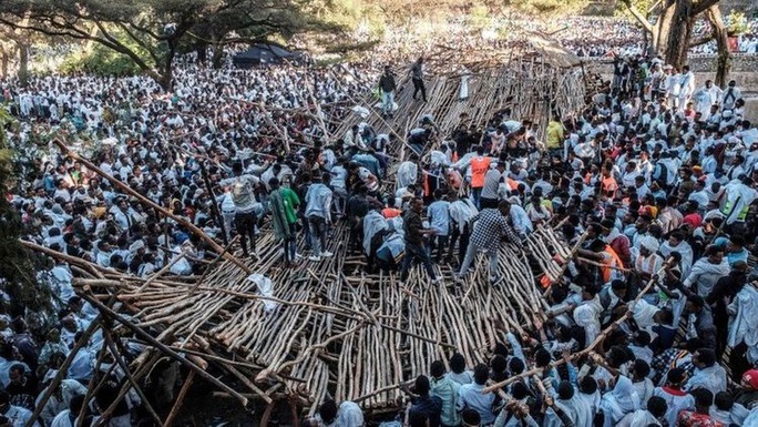 Sập khu vực ghế ngồi “xịn” tại lễ hội ở Ethiopia, hàng trăm người thương vong - Ảnh 1.
