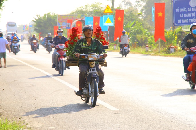 Mát lòng những chai suối lạnh của công an tặng người dân về quê ăn Tết - Ảnh 2.