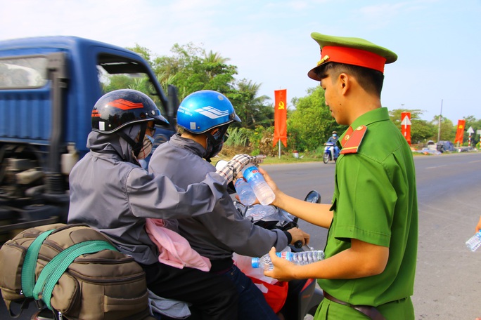 Mát lòng những chai suối lạnh của công an tặng người dân về quê ăn Tết - Ảnh 3.