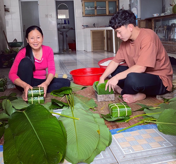 Trần Minh Vương kể chuyện đưa Việt kiều Mỹ về Thái Bình đón Tết, khoe cùng mẹ gói bánh chưng - Ảnh 2.