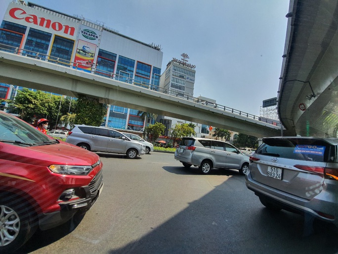 Đường ra sân bay vắng, máy bay xếp hàng chờ cất cánh ở Tân Sơn Nhất - Ảnh 3.