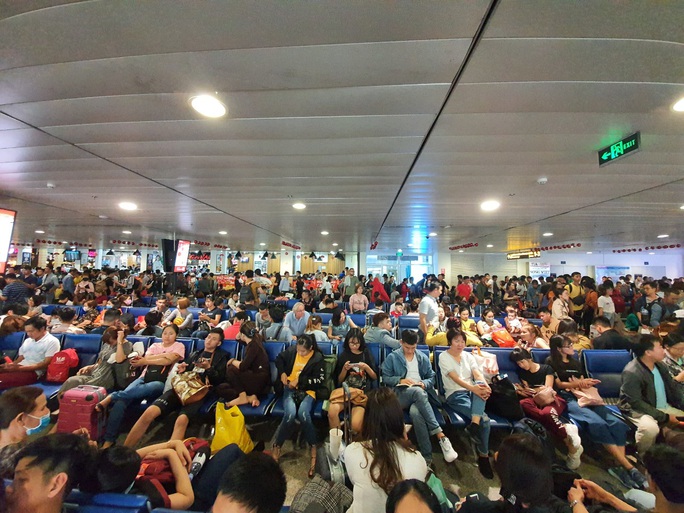 Đường ra sân bay vắng, máy bay xếp hàng chờ cất cánh ở Tân Sơn Nhất - Ảnh 2.