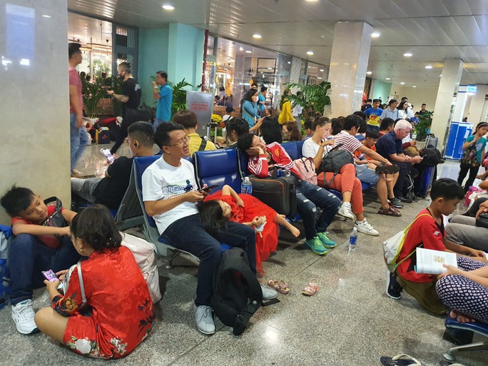 Đường ra sân bay vắng, máy bay xếp hàng chờ cất cánh ở Tân Sơn Nhất - Ảnh 9.