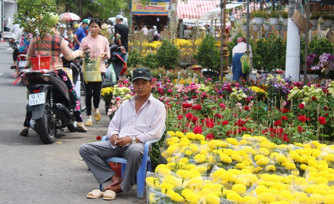 Xin hãy mua hoa, đừng chờ đến trưa 30 Tết! - Ảnh 2.