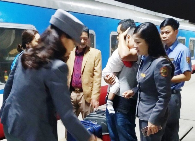 15 hành khách hạnh phúc khi được xuống ga Thanh Hóa để kịp về quê đón Tết - Ảnh 1.