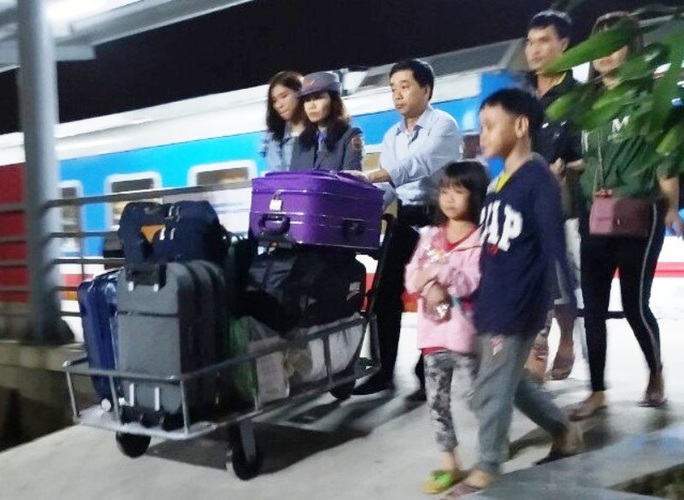 15 hành khách hạnh phúc khi được xuống ga Thanh Hóa để kịp về quê đón Tết - Ảnh 2.