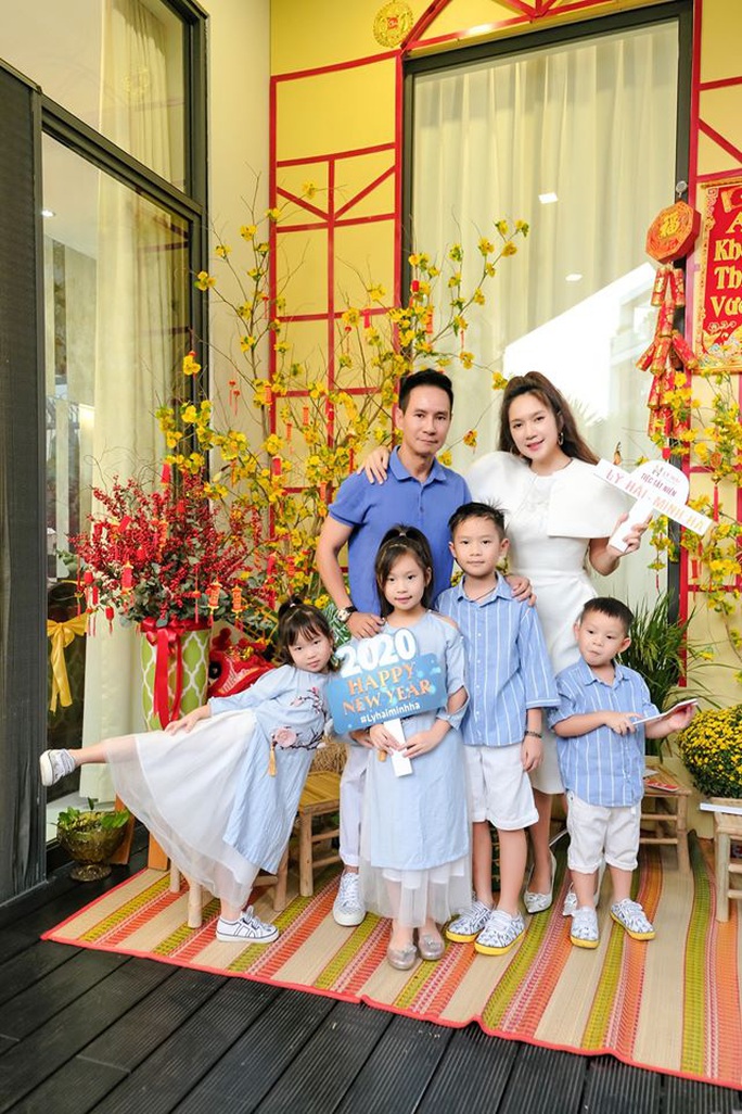 Nghệ sĩ Việt đón Tết đầm ấm bên gia đình - Ảnh 1.