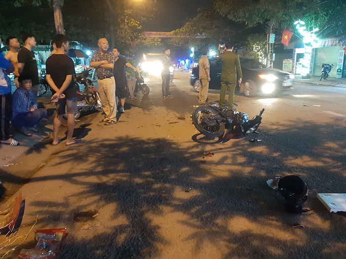 Xe máy đấu đầu, 2 người văng xuống đường nguy kịch - Ảnh 1.