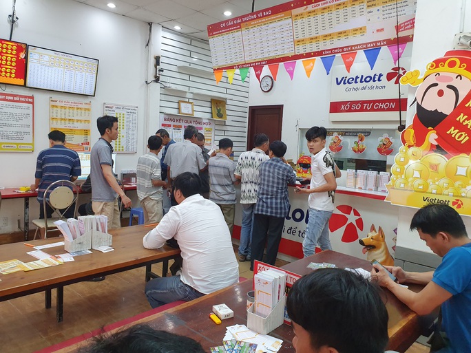 Chen nhau mua vé số cầu may ngày cuối năm - Ảnh 3.