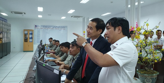 Đón giao thừa cùng công nhân trực hầm đường bộ - Ảnh 4.