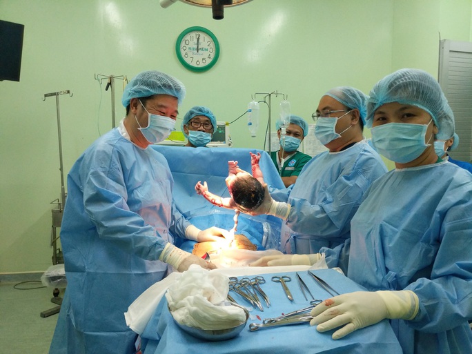 Rụng tim với 2 em bé chào đời đúng thời khắc giao thừa - Ảnh 7.