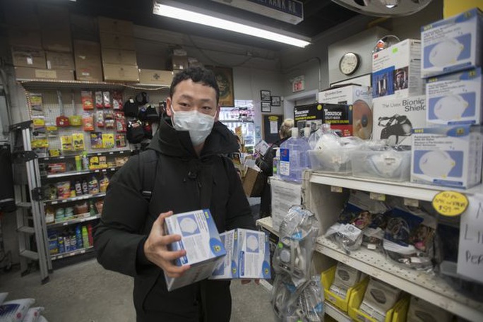 Virus Vũ Hán: Người dân các nước khổ sở săn lùng khẩu trang - Ảnh 4. Virus Vũ Hán: Người dân các nước khổ sở săn lùng khẩu trang - Ảnh 4.