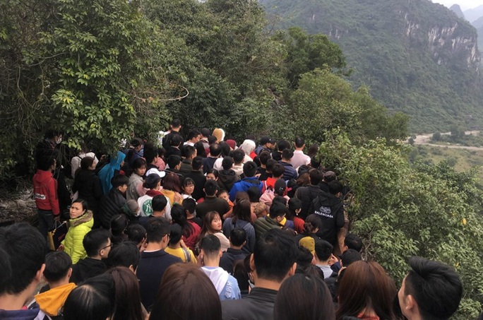 200.000 đồng/lượt đi thuyền trên hồ Tam Chúc, du khách vẫn chen nhau đi - Ảnh 5. 200.000 đồng/lượt đi thuyền trên hồ Tam Chúc, du khách vẫn chen nhau đi - Ảnh 5.